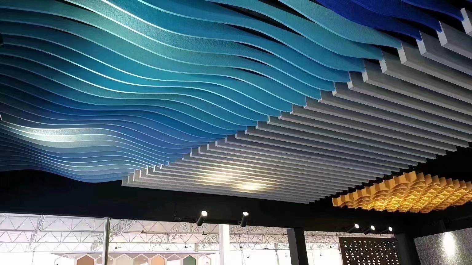 Nakaramdam ng acoustic baffle ang bagong dating na alagang hayop